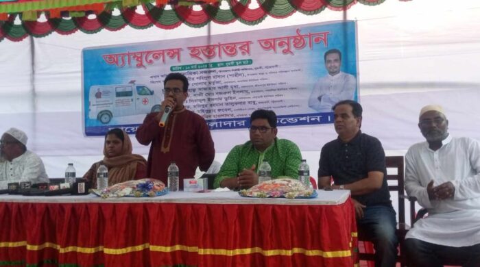 দুমকীবতে চিকিৎসা সেবায় সাধারণ মানুষের মাঝে হাওলাদার ফাউন্ডেশনের দুইটি অ্যাম্বুলেন্স উপহার।