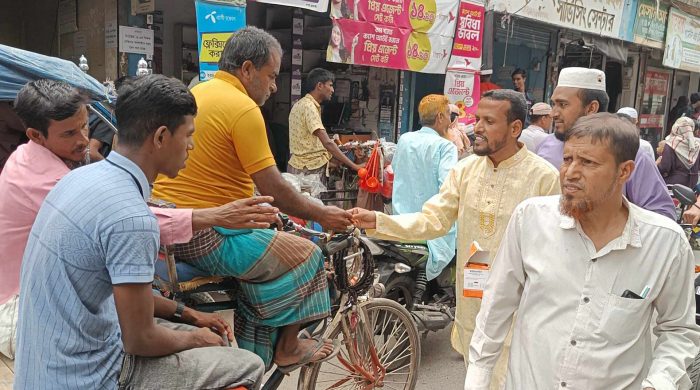 রাজশাহীর বাগমারায় জামায়াত ইসলামের উদ্যোগে সাধারণ মানুষের মাঝে খাবার স্যালাইন বিতরণ