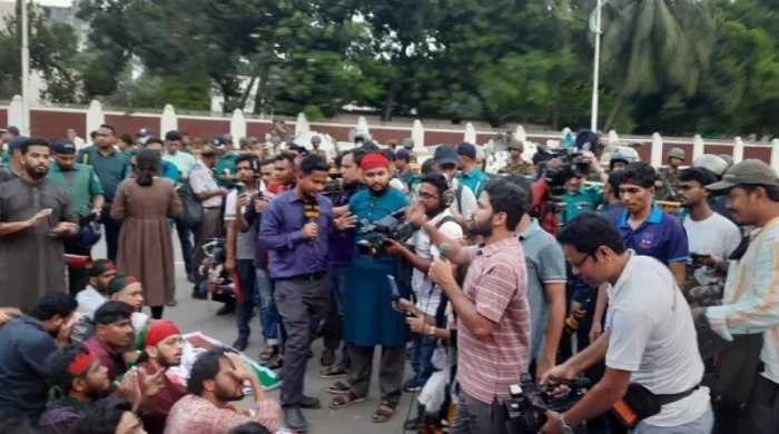 পদত্যাগ করতে রাষ্ট্রপতিকে ২৪ ঘণ্টার আল্টিমেটাম