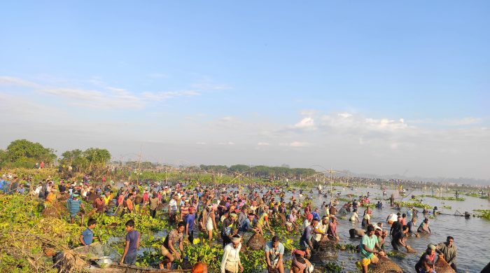 ভাঙ্গুড়ায় ঐতিহ্যবাহী বাউত উৎসবে মেতেছেন সৌখিন মৎস্য শিকারিরা