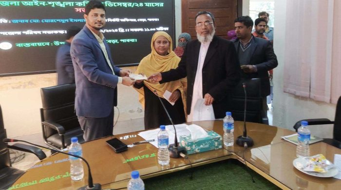 বেড়া সাড়ে ৯ লাখ টাকার চিকিৎসা সহায়তা চেক প্রদান