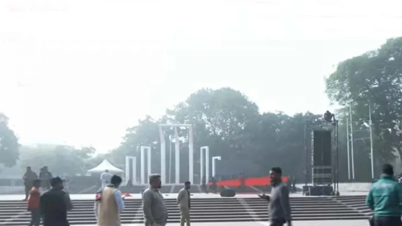 শহীদ মিনারে ভোর থেকেই জড়ো হচ্ছেন শিক্ষার্থীরা