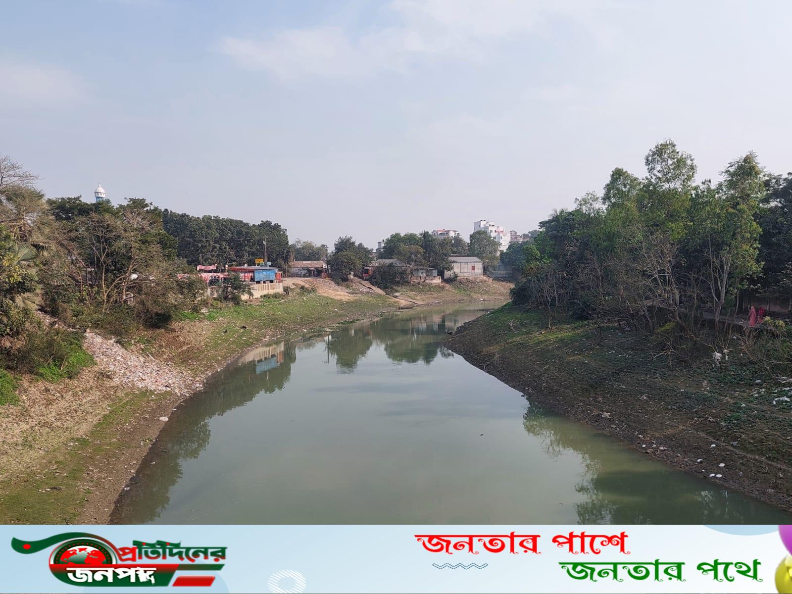 বড়াল নদী ময়লা-দখলে শীর্ণ ও কাহিল অবস্থা