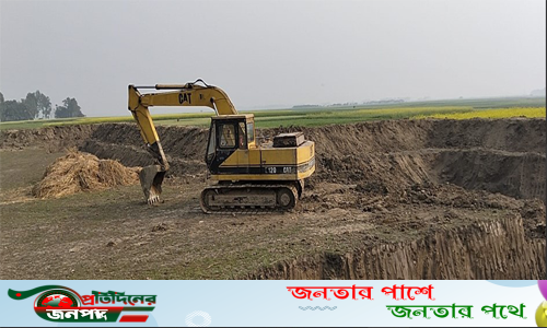 ভাঙ্গুড়ায় গভীর রাতে স্কেভেটর দিয়ে ফসলি জমির মাটি কেটে ইট ভাটায় বিক্রি চলছে