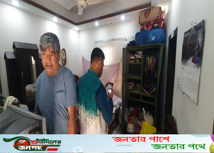 পাবনায় প্রশাসনের পরিচয়ে মধ্যরাতে জেলা ওয়াকার্স পাটির সভাপতির বাসায় দুর্ধর্ষ ডাকাতি জনমনে আতঙ্ক