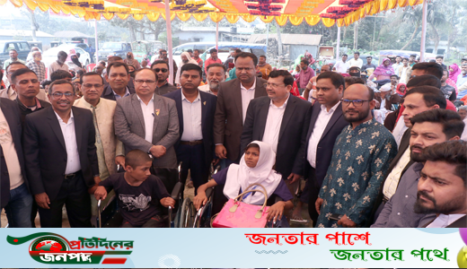 পাবনায় পুঙ্গ ও বিকলাঙ্গ ১০০ মানুষের মাঝে হুইল চেয়ার বিতরণ