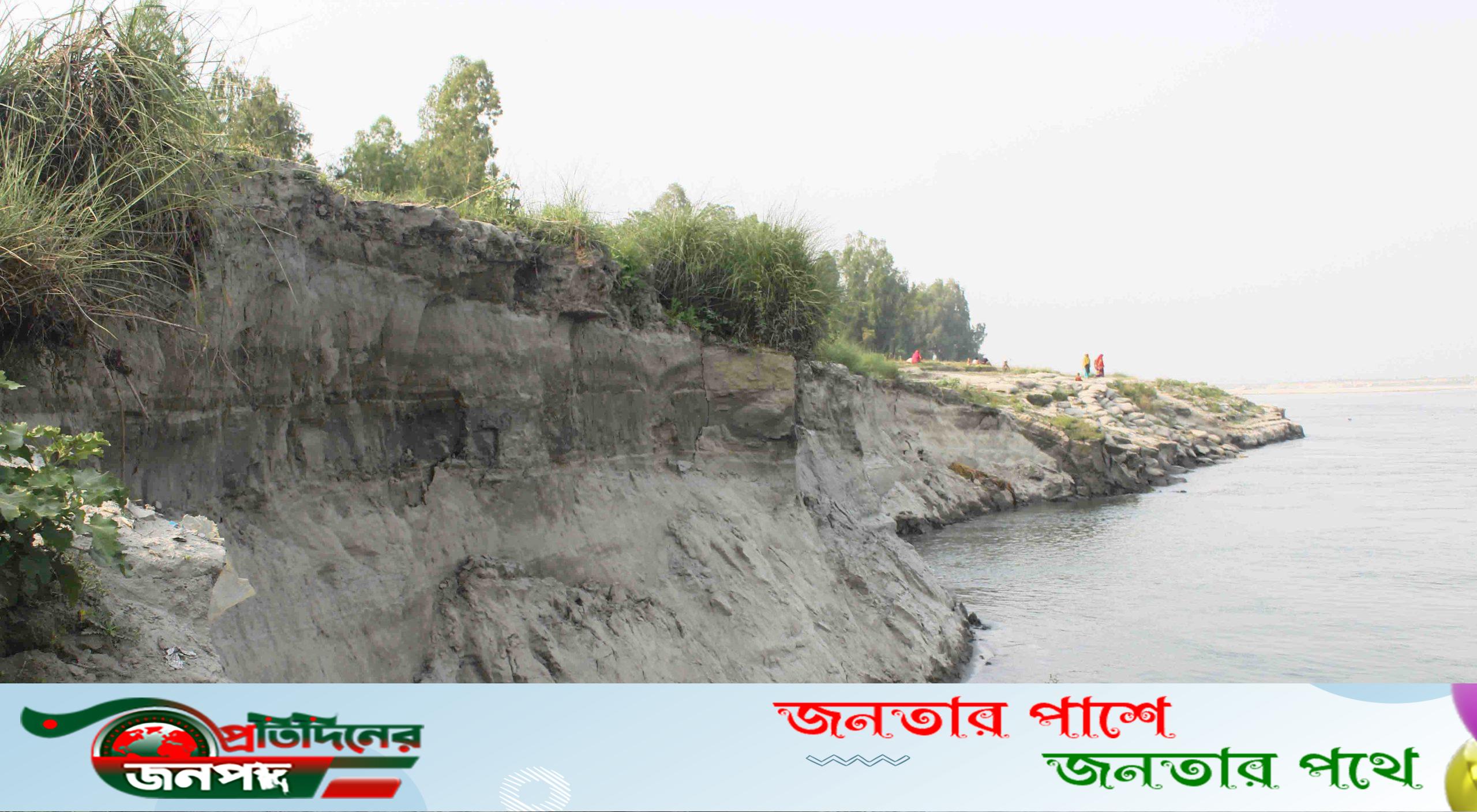 অসময়ে বেড়ায় যমুনার পশ্চিম পাড়ের তীব্র ভাঙন দেখা দিয়েছে