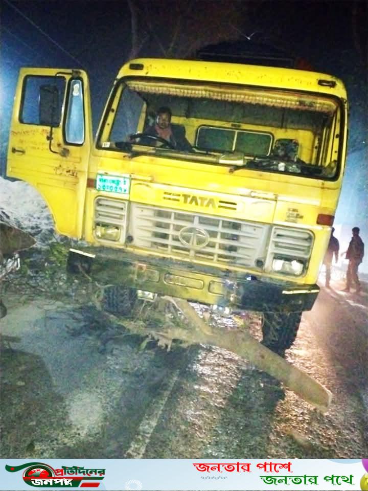 পাবনার সাঁথিয়ায় সড়কে গাছ ফেলে ৪০ গাড়িতে ডাকাতি