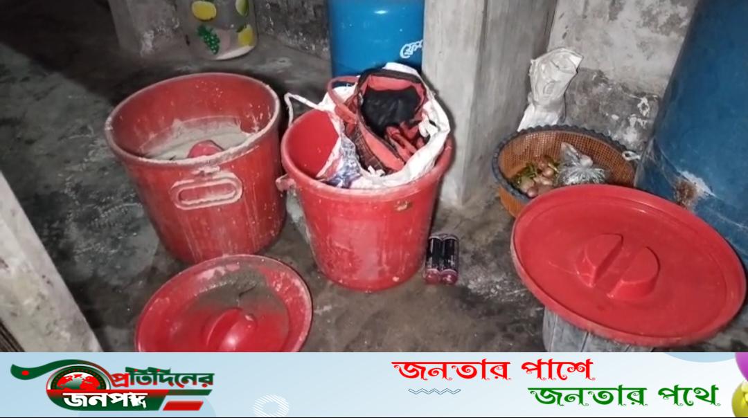 পাবনায় র‍্যাবের অভিযানে ২৪ টি ককটেল ও দুটি স্মক বোম উদ্ধার
