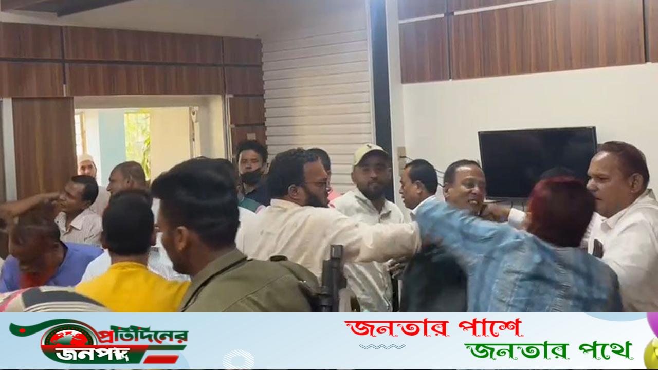 পাবনায় ইউএনওর কক্ষে চার জামায়াত নেতাকে পেটালেন বিএনপি নেতাকর্মীরা
