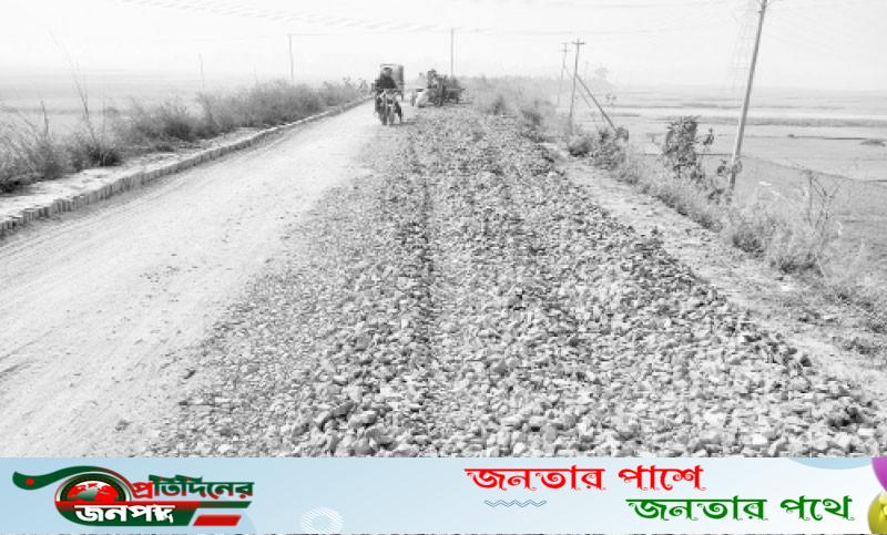 ভাঙ্গুড়ায় ‍সড়কের ওপর ইট-খোয়া রেখে কাজ বন্ধ