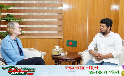 তথ্য উপদেষ্টার সঙ্গে ব্রিটিশ হাইকমিশনারের সাক্ষাৎ