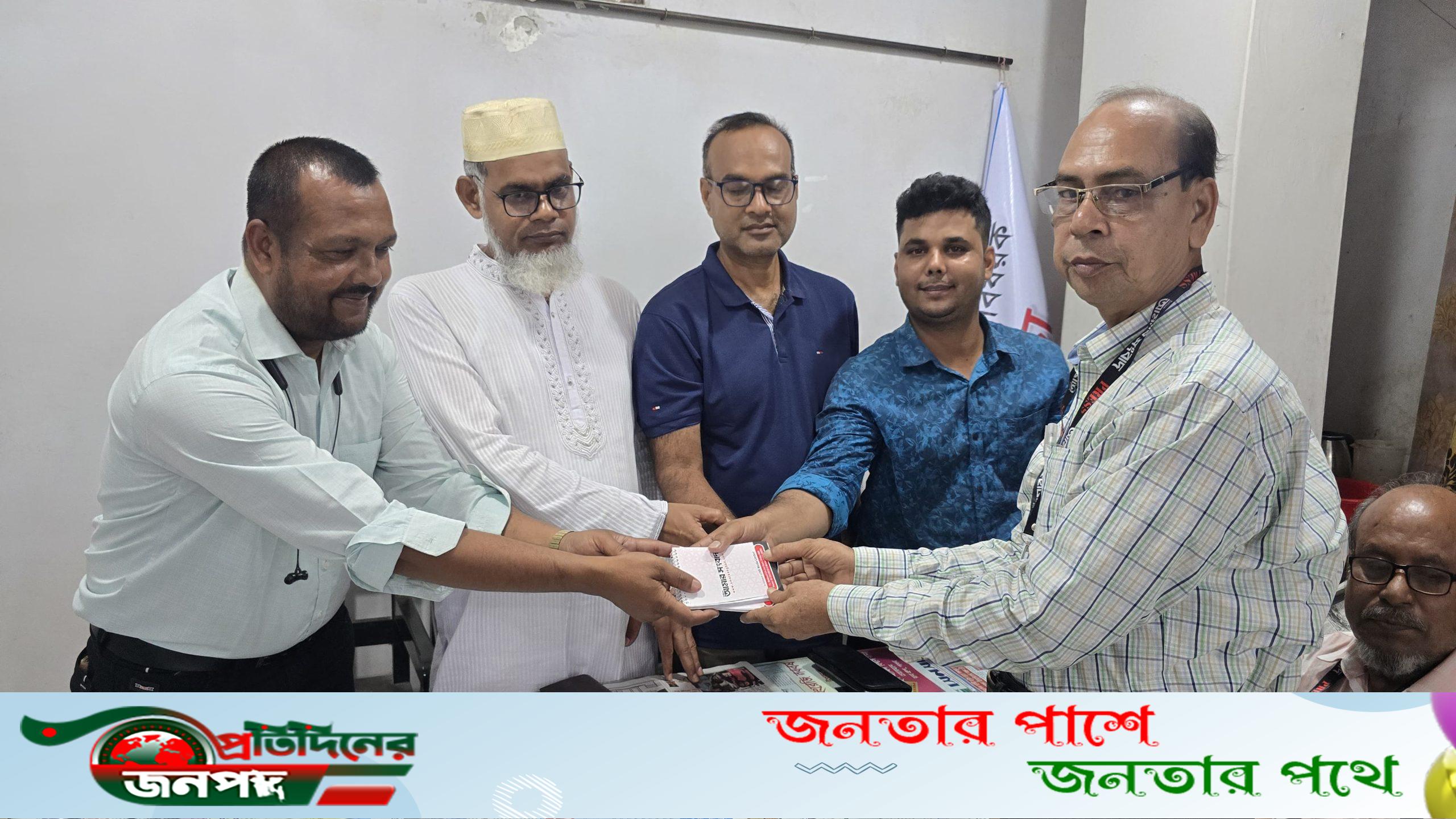 পাবনায় আমার সংবাদ উপজেলা প্রতিনিধিদের মাঝে পরিচয় পত্র বিতরণ
