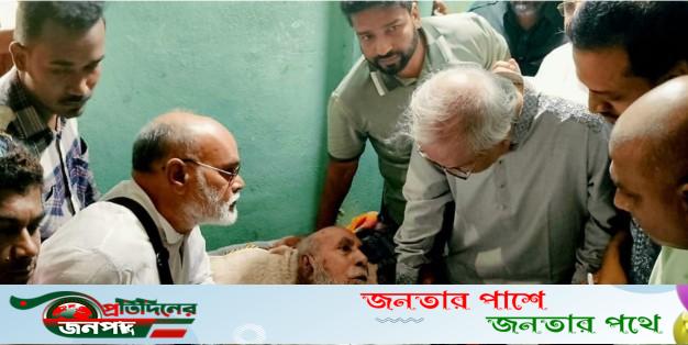 চাটমোহরের প্রবীণ দলীয় কর্মী ‘তাহের ঠাকুর’-এর পাশে দাঁড়ালেন তারেক রহমান