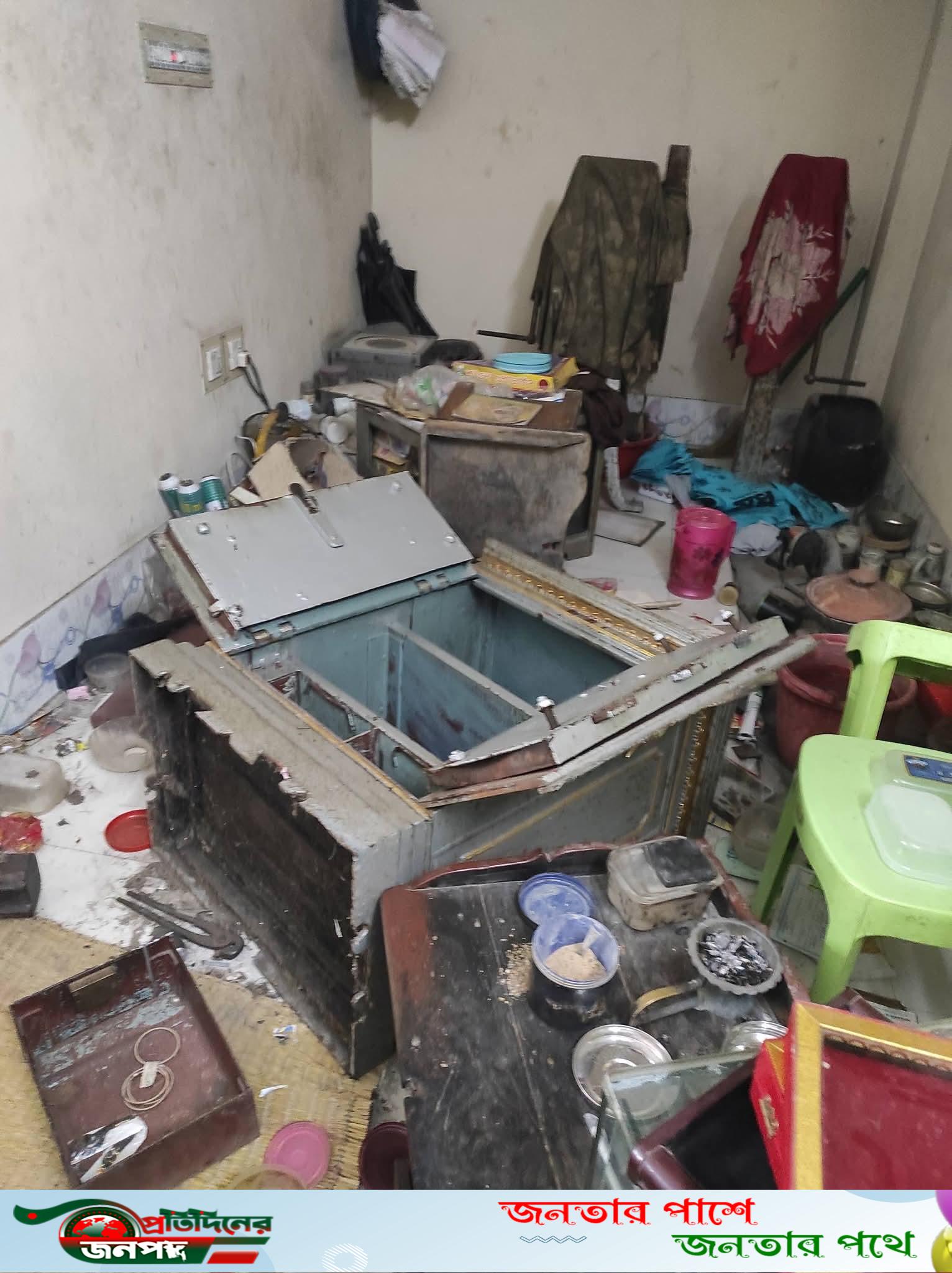 পাবনার ভাঙ্গুড়ায় ৫ দোকান-বাড়িতে ডাকাতি: ৪০ ভরি সোনা,২০ লক্ষ টাকা লুট