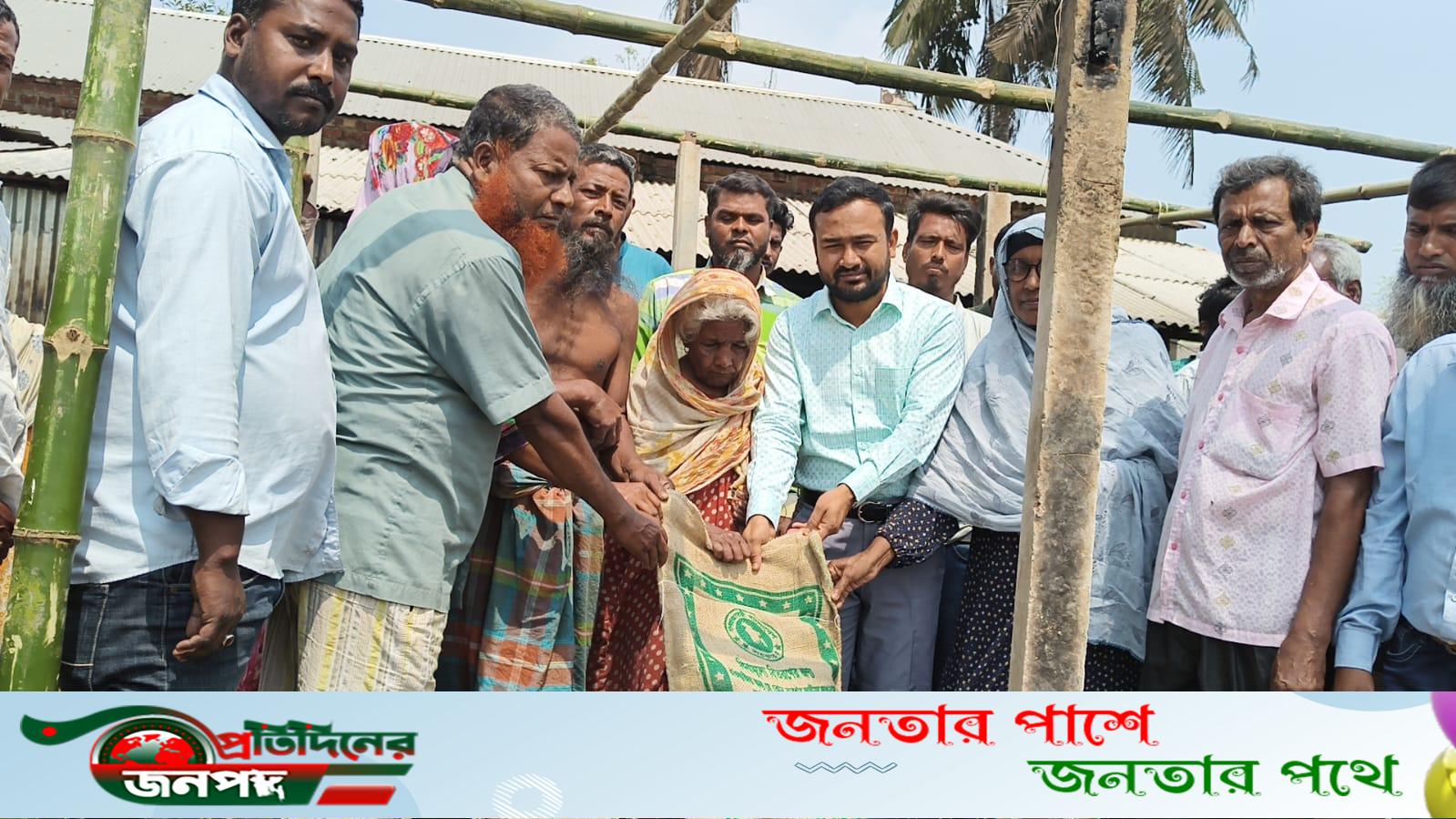 ভাঙ্গুড়ায় আগুনে পুডে নিঃশ্ব হলো ৪ পরিবার, সহায়তা দিলেন ইউএনও
