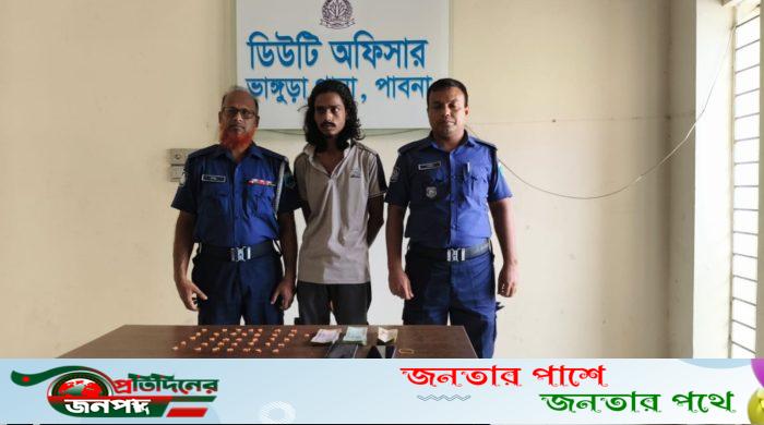 ভাঙ্গুড়ায় ১৮০ পিস ইয়াবাসহ মাদক ব্যবসায়ী আটক, নগদ ৬৯ হাজার টাকা উদ্ধার